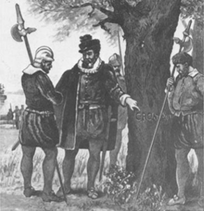 Varios hombres de pie junto a un árbol conversando. Dos hombres sostienen alabardas. Uno lleva casco. Otro hombre lleva un sombrero con plumas, una gorguera y un abrigo largo. Él está señalando la escritura en el árbol. La escritura dice "Croatan".