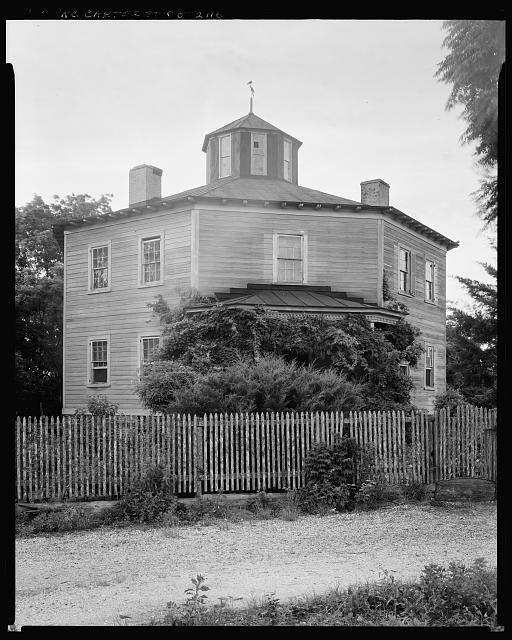 Photo of the original court house in Beaufort.