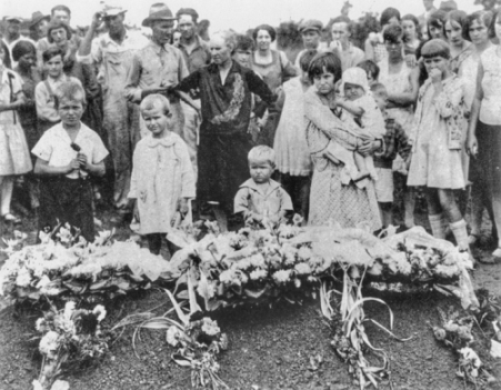 The children of Ella Mae Wiggins, a union supporter killed during the 1929 Gastonia strike, stand beside their mother's grave on the day of her funeral. North Carolina Collection, University of North Carolina at Chapel Hill Library.