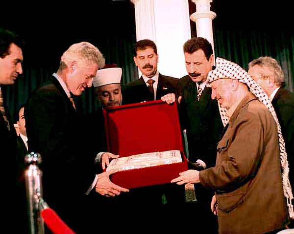 Photo of Bill Clinton and Yasser Arafat