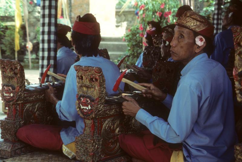 <img typeof="foaf:Image" src="http://statelibrarync.org/learnnc/sites/default/files/images/bali_225.jpg" width="1024" height="686" alt="Balinese gamelan musicians perform" title="Balinese gamelan musicians perform" />