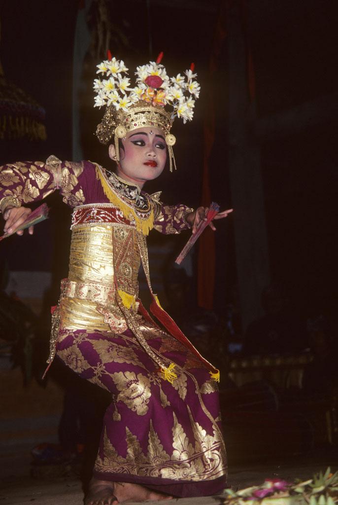 <img typeof="foaf:Image" src="http://statelibrarync.org/learnnc/sites/default/files/images/bali_232.jpg" width="686" height="1024" alt="Balinese girl dressed in purple and gold costume" title="Balinese girl dressed in purple and gold costume" />