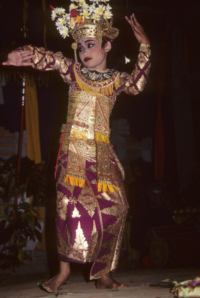 <img typeof="foaf:Image" src="http://statelibrarync.org/learnnc/sites/default/files/images/bali_233.jpg" width="686" height="1024" alt="Balinese girl in welcome dance" title="Balinese girl in welcome dance" />