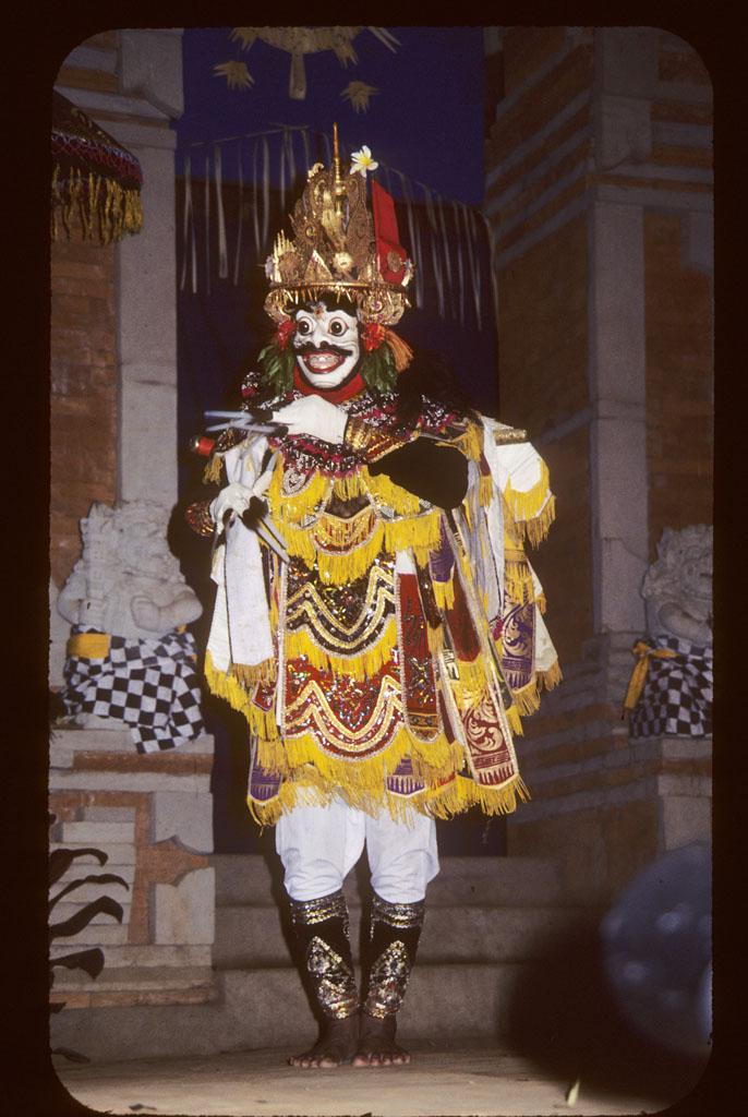 <img typeof="foaf:Image" src="http://statelibrarync.org/learnnc/sites/default/files/images/bali_241.jpg" width="686" height="1024" alt="Full front view of Balinese male masked dancer" title="Full front view of Balinese male masked dancer" />
