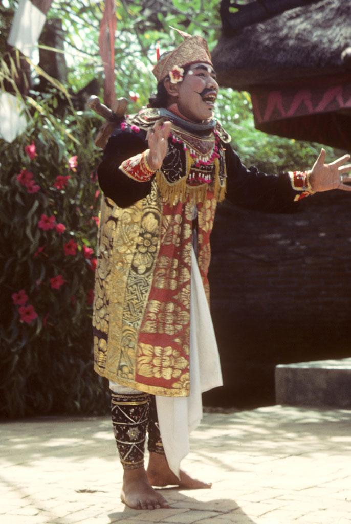 <img typeof="foaf:Image" src="http://statelibrarync.org/learnnc/sites/default/files/images/bali_243.jpg" width="686" height="1024" alt="Clown royal servant character speaks in Balinese Barong dance" title="Clown royal servant character speaks in Balinese Barong dance" />