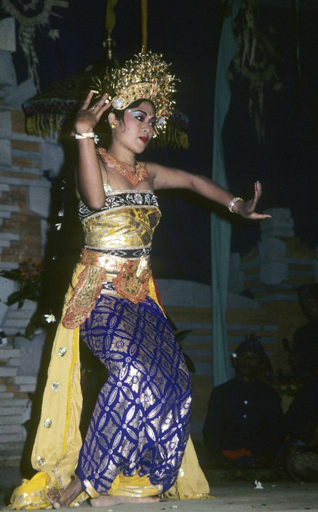 <img typeof="foaf:Image" src="http://statelibrarync.org/learnnc/sites/default/files/images/bali_244.jpg" width="636" height="1024" alt="Balinese woman dances" title="Balinese woman dances" />