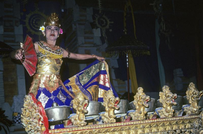 <img typeof="foaf:Image" src="http://statelibrarync.org/learnnc/sites/default/files/images/bali_246.jpg" width="1024" height="675" alt="Female Balinese dancer" title="Female Balinese dancer" />