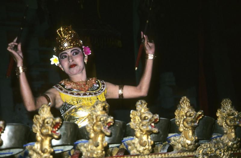<img typeof="foaf:Image" src="http://statelibrarync.org/learnnc/sites/default/files/images/bali_247.jpg" width="1024" height="672" alt="Female Balinese dancer " title="Female Balinese dancer " />