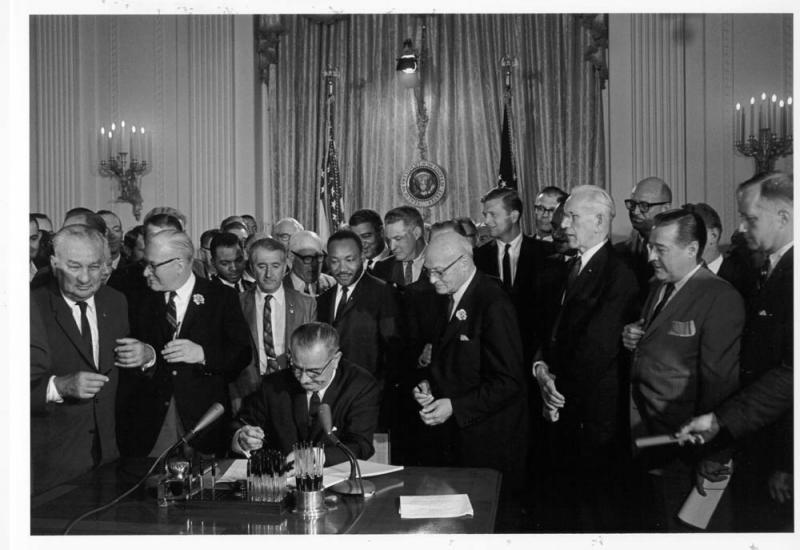 JOHNSON SIGNS THE 1964 CIVIL RIGHTS ACT LYNDON B 8X10 PHOTO OP-750