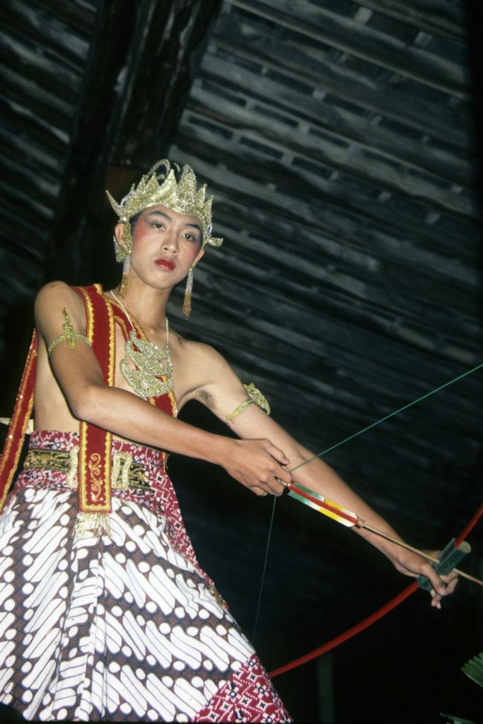 <img typeof="foaf:Image" src="http://statelibrarync.org/learnnc/sites/default/files/images/thai_rama_052.jpg" width="683" height="1024" alt="Rama dancer draws bow and arrow" title="Rama dancer draws bow and arrow" />