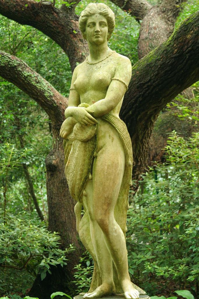 <img typeof="foaf:Image" src="http://statelibrarync.org/learnnc/sites/default/files/images/virginia_dare_statue.jpg" width="683" height="1024" alt="Virginia Dare statue" title="Virginia Dare statue" />