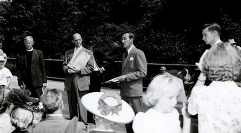 Hensleigh C. Wedgwood of the Wedgwood company, and great-great-great-great grandson of Josiah Wedgwood, speaks at the unveiling of a historical marker about Cherokee clay, 1950. From left to right, A. Rufus Morgan, Christopher C. Crittenden, Wedgewood, and William S. Powell. Image from the North Carolina Museum of History. 