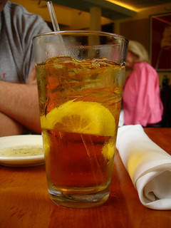 A glass of iced tea with lemon in a Raleigh restaurant, 2007. Image from Flickr user bunchofpants.