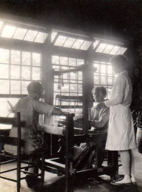 "John C. Campbell Folk School students learning to weave in the Community Room of the Keith House; 1930." Image courtesy of Knoxville Museum of Art.  