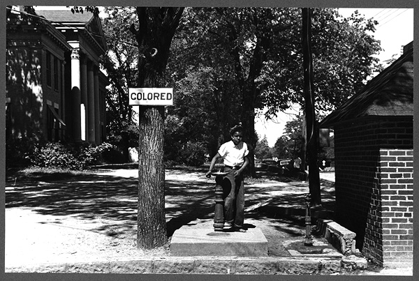 Drinking fountain on the county courthouse lawn, Halifax, North Carolina. April 1938