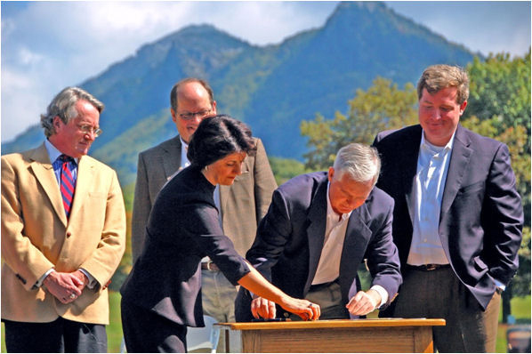 North Carolina Governor Mike Easley announces agreement to purchase undeveloped park land at Grandfather Mountain, September 29, 2009. From the collection of North Carolina State Parks. 
