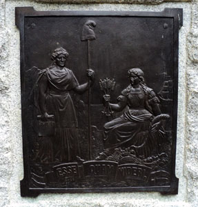 El lema del estado, "Esse Quam Videri", palabras que aparecen en la placa de los monumento de Joseph Winston. Foto por Marmaduke Percy, Wikimedia Commons, License CC BY-SA 3.0. 