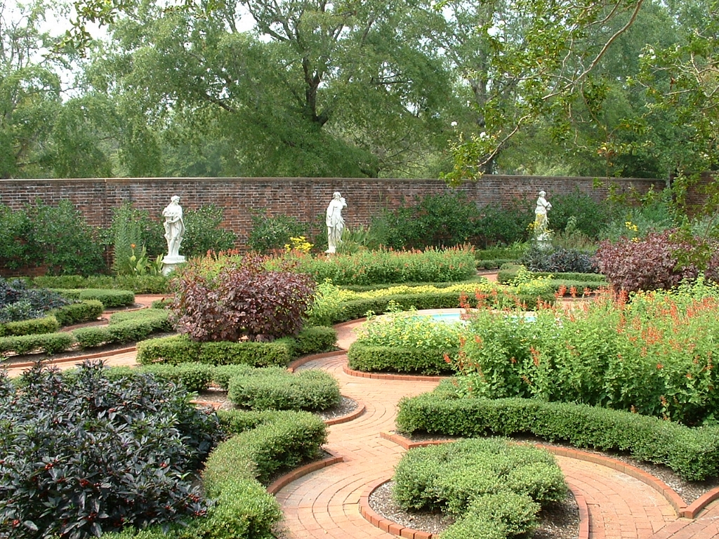 Like upper-class English houses of its time, Tryon Palace had formal gardens with curved paths, ornamental plantings, and statues.