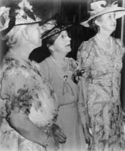 Sisters Jessie Wise (center) and Sarah Kenan (right). Courtesy of UNCW Archives. 