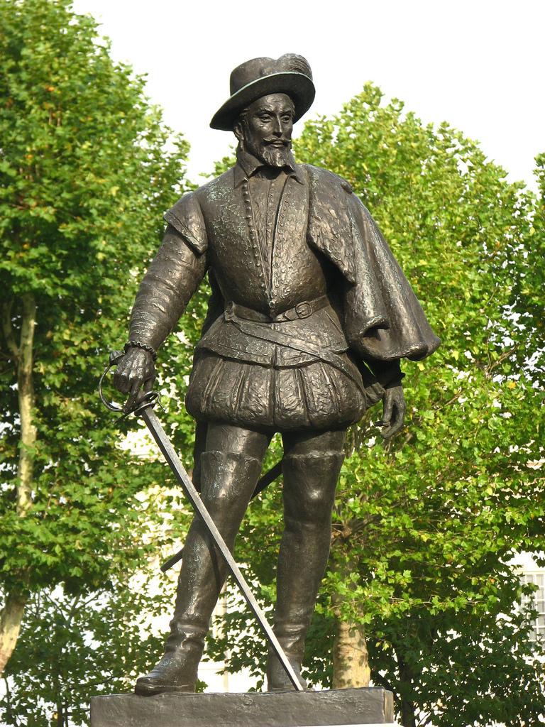 Sir Walter Raleigh statue | NCpedia